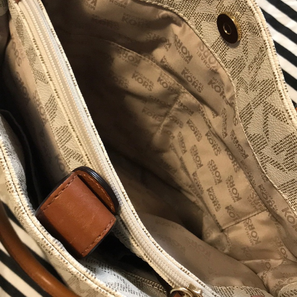 Michael Kors large Hamilton purse - Picture 9 of 9